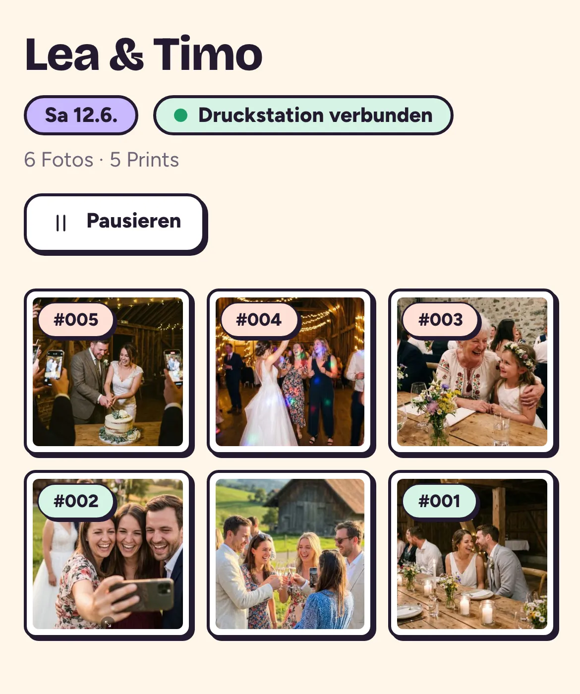 Die Ansicht des Brautpaars in Druckfrisch: sechs Fotos der Gäste mit ihren Abholnummern, darüber «Druckstation verbunden»