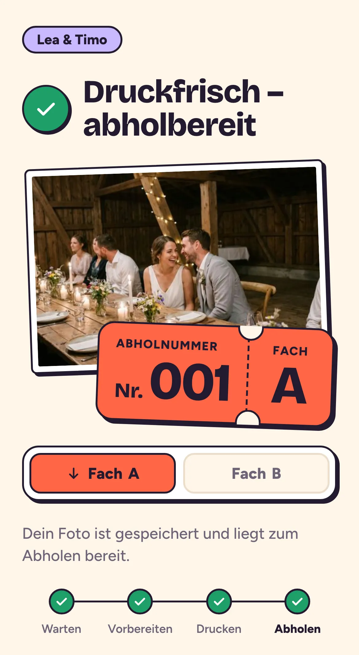 Druckfrisch im Look «Verspielt»: das Foto ist abholbereit, ein Ticket mit Abholnummer 001 und Fach A