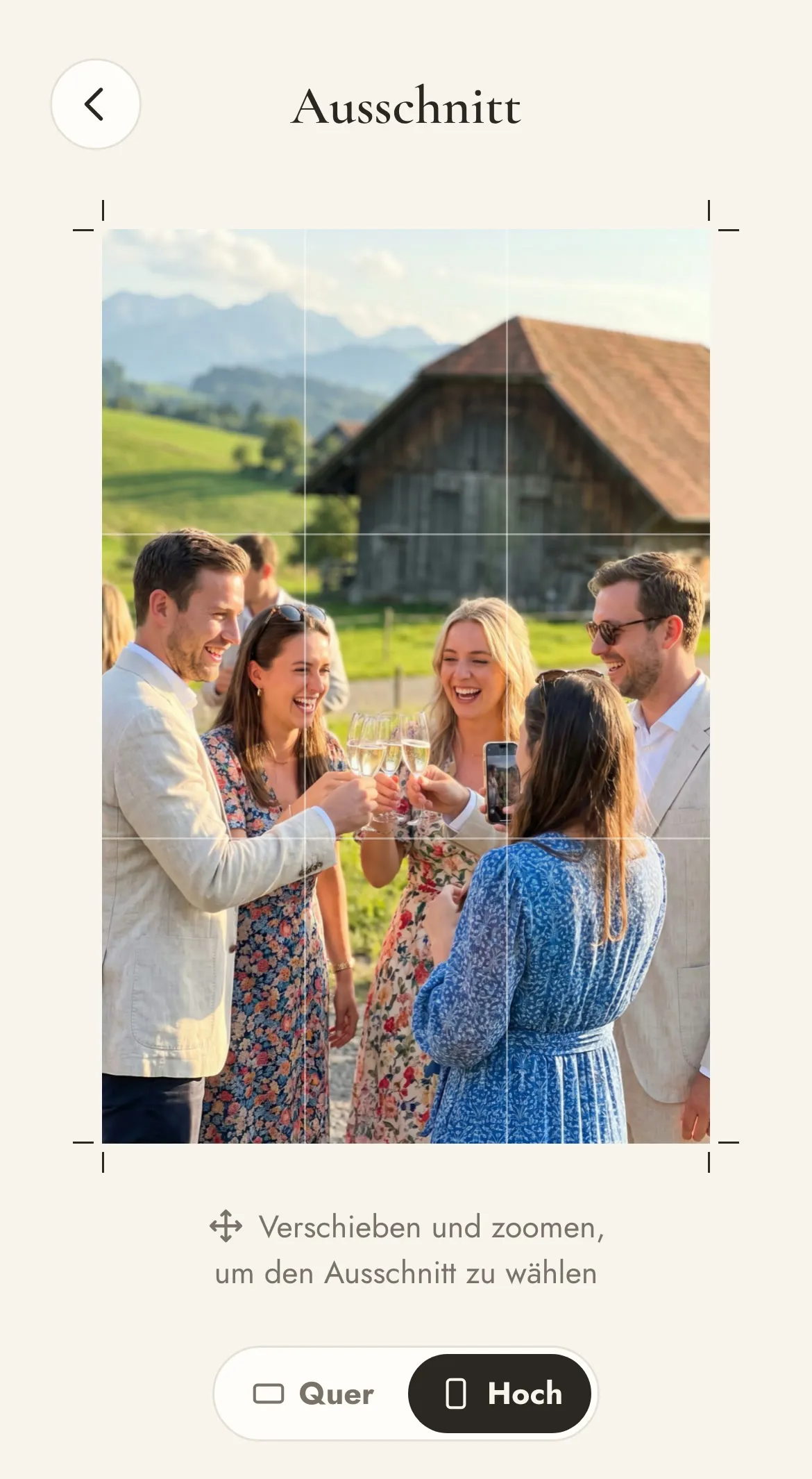 Druckfrisch im Look «Edel»: ein Foto vom Apéro, darüber der Rahmen für den Ausschnitt, darunter Quer oder Hoch
