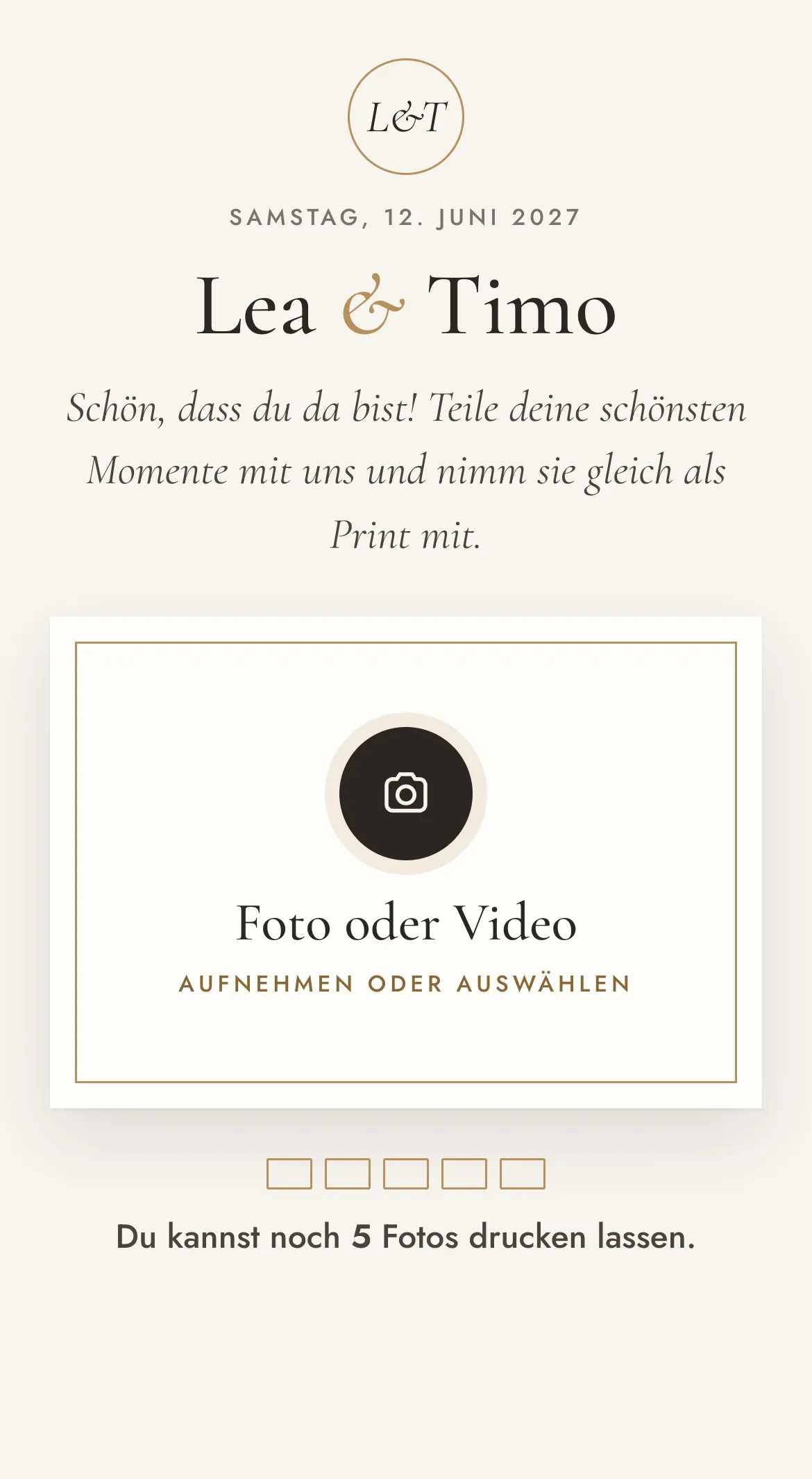 Druckfrisch im Look «Edel»: die Seite der Hochzeit von Lea und Timo mit dem runden Knopf «Foto oder Video, aufnehmen oder auswählen»
