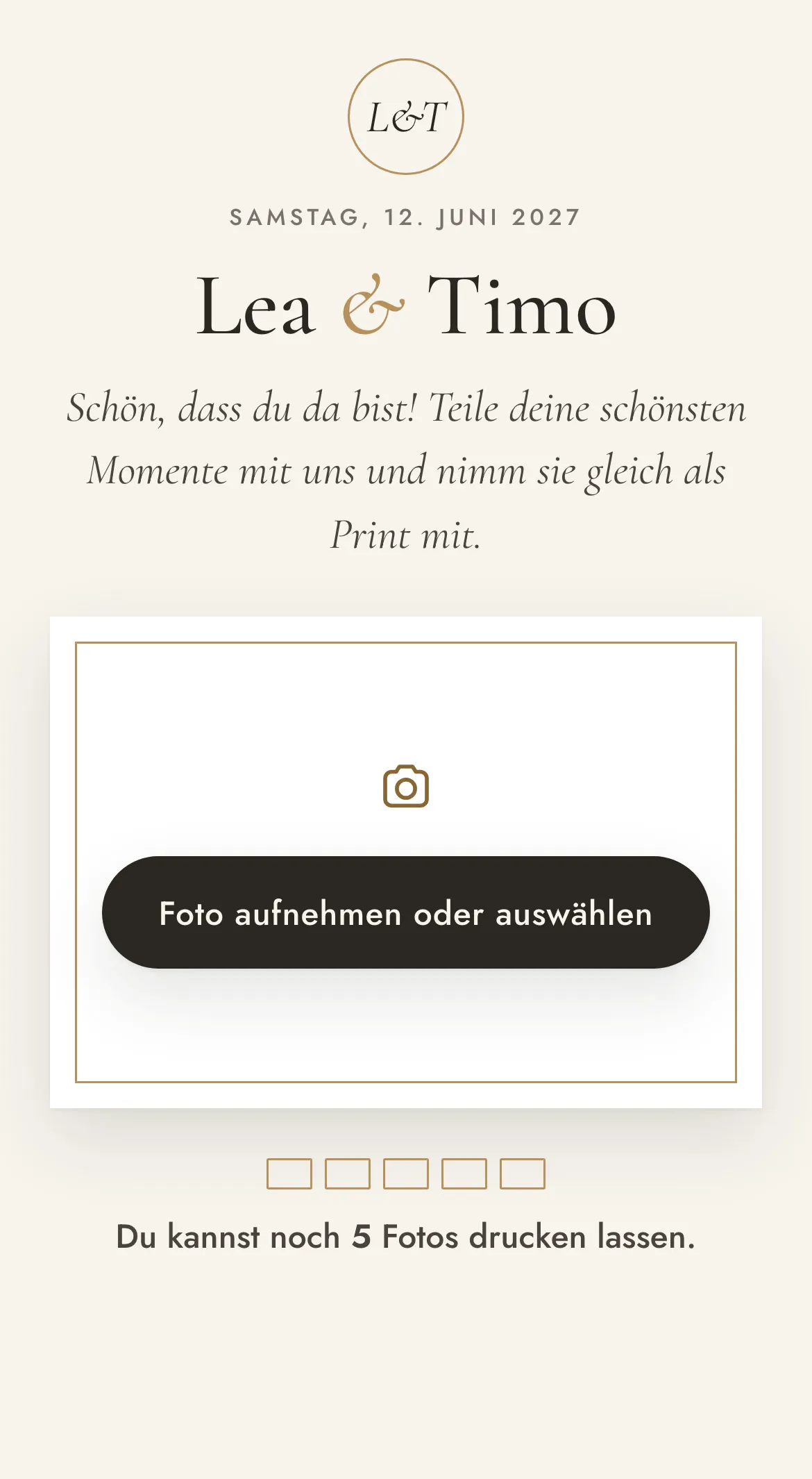 Druckfrisch im Look «Edel»: die Seite der Hochzeit von Lea und Timo mit dem Knopf «Foto aufnehmen oder auswählen»