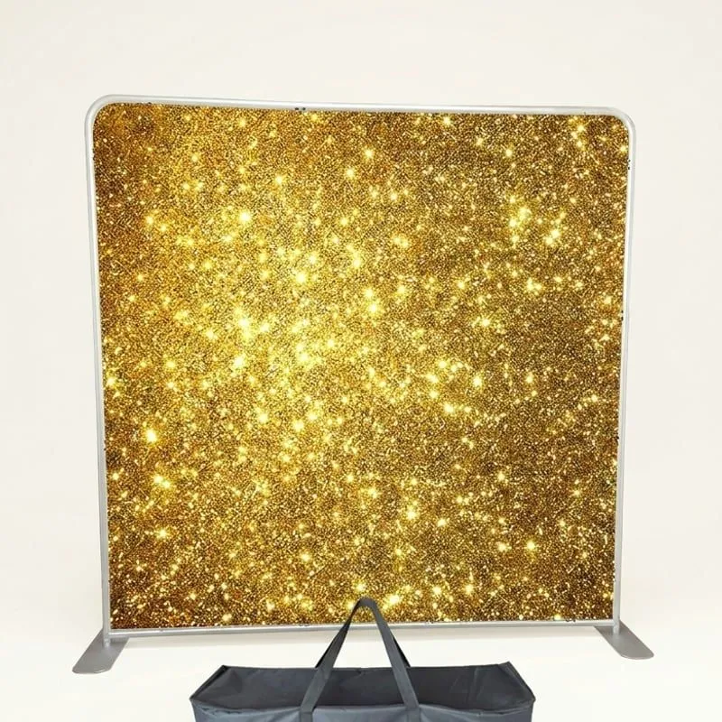 Hintergrundsystem im Motiv Gold / Champagner auf dem Aluminiumständer, davor die Tragtasche