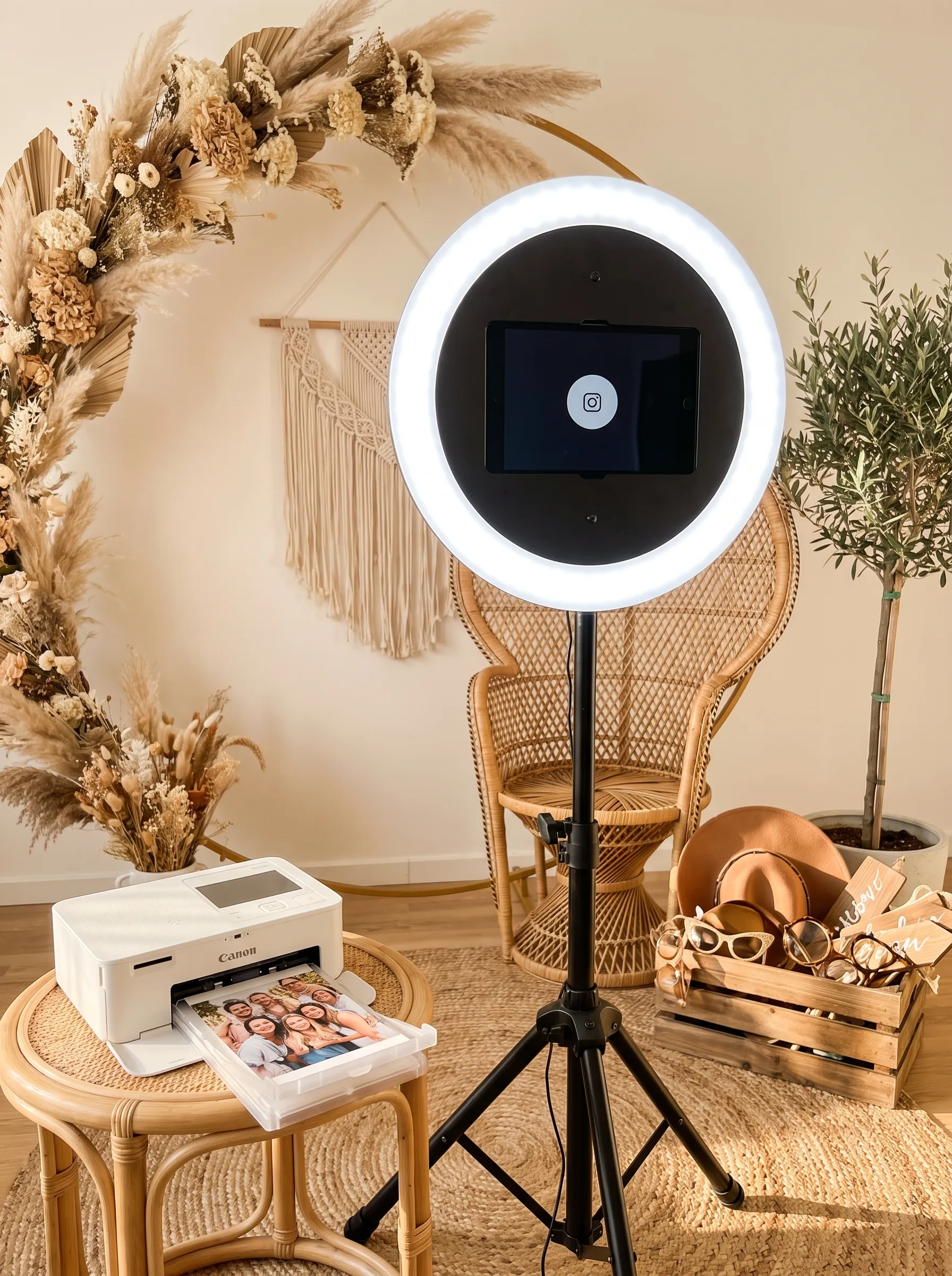 Fotobox Lite mit Drucker in einer Fotoecke mit Trockenblumenbogen